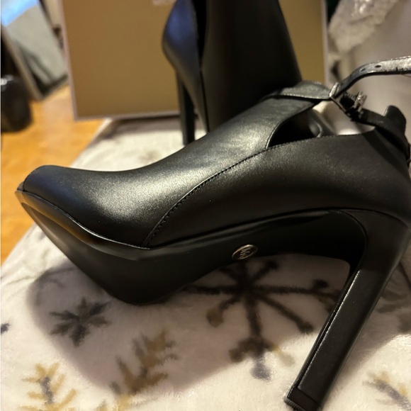 🆕Michael Kors Lawson Bootie🥰 - Picture 2 of 5